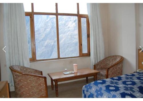 Χώρος καθιστικού στο Ishwari Narayani Hotel