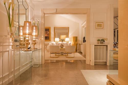 Una sala de estar con una mesa y sillas en una habitación. en Luxury Stylish Penthouse, en Sarajevo