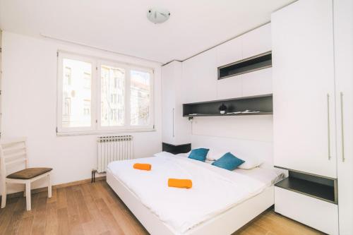Modern 2BDR apartment-CATHEDRAL VIEW-BEST LOCATION tesisinde bir odada yatak veya yataklar
