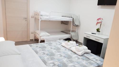 ein Schlafzimmer mit einem Etagenbett und einem Schreibtisch in der Unterkunft B&B a casa di PaPi in Lizzano