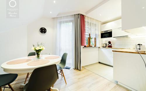 Η κουζίνα ή μικρή κουζίνα στο Wonder Home - Apartamenty z balkonami Leśny Dom II - w cichej i zielonej części Karpacza