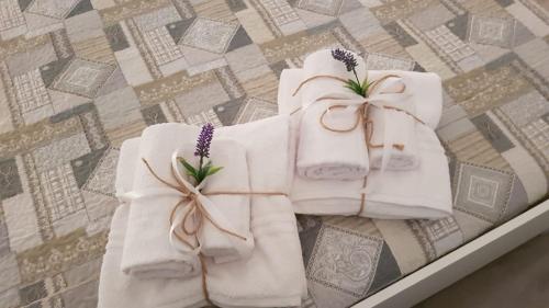 a pile of towels sitting on top of a bed at B&B a casa di PaPi in Lizzano