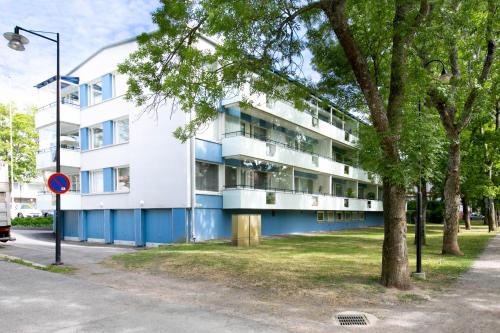 ein Apartmenthaus in Blau und Weiß in der Unterkunft Studio Ailos in Naantali