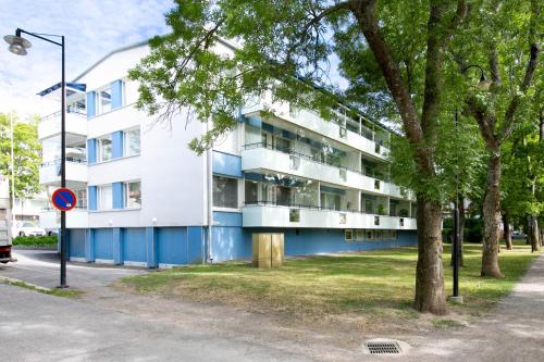 un immeuble d'appartements bleu et blanc dans l'établissement Studio Ailos, à Naantali