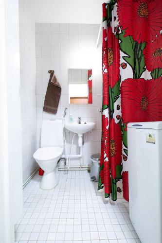 ein weißes Bad mit einem WC und einem Waschbecken in der Unterkunft Studio Ailos in Naantali