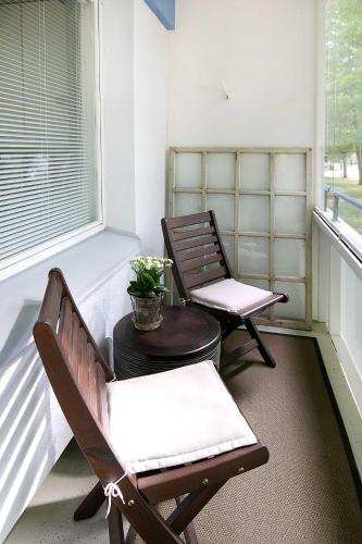 2 Stühle und ein Tisch in einem Zimmer mit Fenster in der Unterkunft Studio Ailos in Naantali