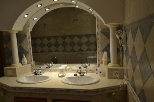 A bathroom at Hotel Arco del Sol