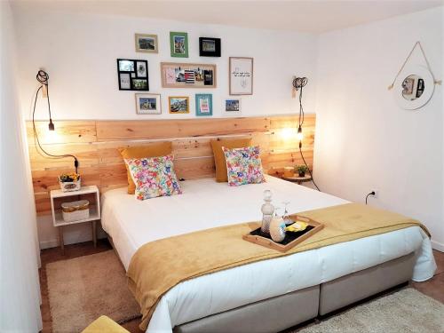 1 dormitorio con 1 cama blanca grande y 2 lámparas en Casa da Ribeira, en Aveiro