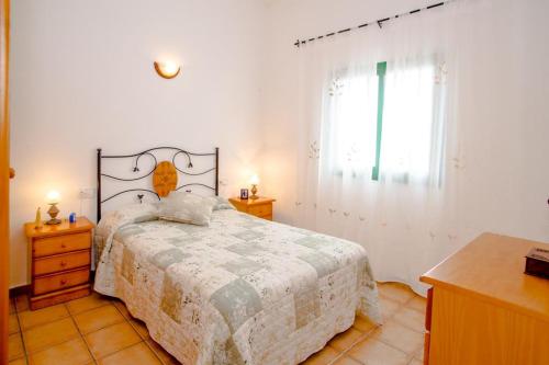 1 dormitorio con 1 cama, vestidor y ventana en Casa Caleta Beach, en Caleta de Caballo