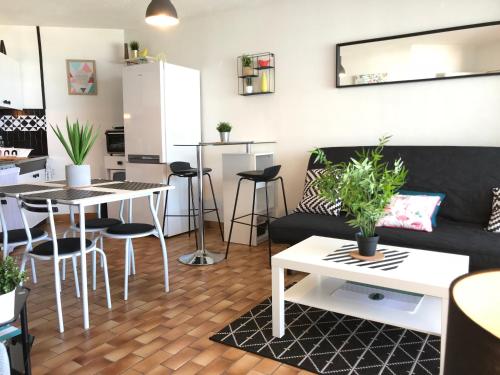 een woonkamer met een bank en een tafel bij Exceptionnel ! Appartement vue imprenable sur mer. in Carnon-Plage