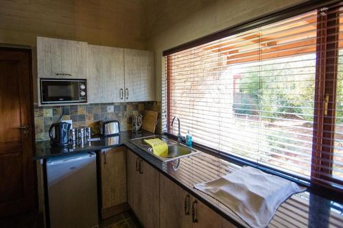 Dapur atau dapur kecil di Big Oak Cottages