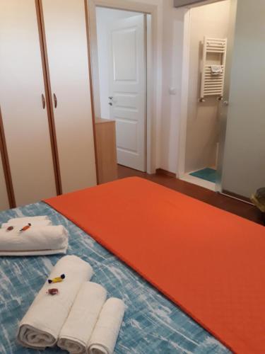 安科納的住宿－Piazzadarmi 26，一间卧室,在床上配有两张毛巾和镜子
