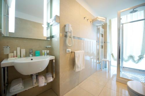 Ένα μπάνιο στο Mercure Hotel Rimini Artis