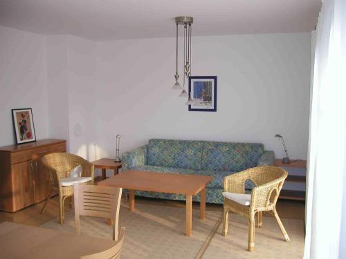 a living room with a couch and chairs and a table at Ferienwohnung Tietgens in Hohenfelde