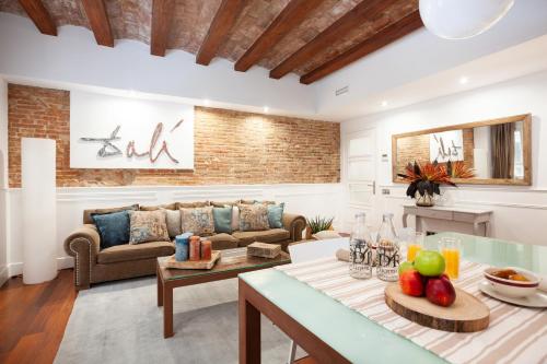 sala de estar con sofá y mesa en Enjoybcn Dali Apartments en Barcelona