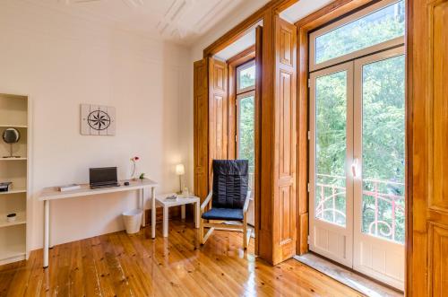 ein Heimbüro mit einem Schreibtisch und einem Fenster in der Unterkunft FLH Spacious flats near Avenida da Liberdade in Lissabon