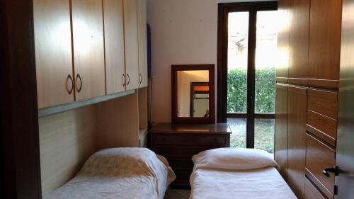 Gallery image of Villetta Rossini appartamento da CONDIVIDERE con me Luciano servizio ospiti taxi driver navetta no wifi 2 camera da letto per 5 persone in Valbrembo