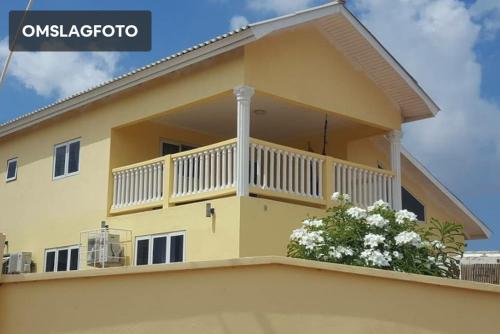 Villa Mila, 4 bedroom with pool and tropical views Curacao