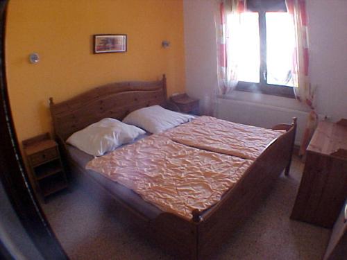 エンプリアブラバにある010 Segre Aptの鏡付きのベッドルームのベッド1台