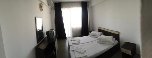 Giường trong phòng chung tại Tiberius Residence