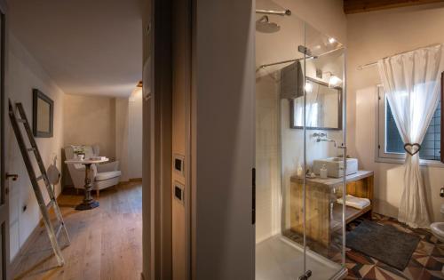 y baño con ducha acristalada y lavamanos. en Dimora di Campagna en Casale sul Sile