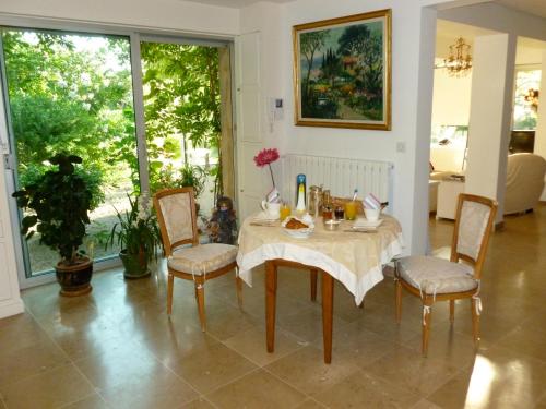 uma sala de jantar com mesa e cadeiras em Chez Mamouska em Cassis