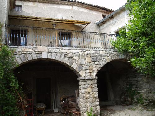 - un pont en pierre avec un balcon au-dessus dans l'établissement Chez Marcel, à Beaulieu