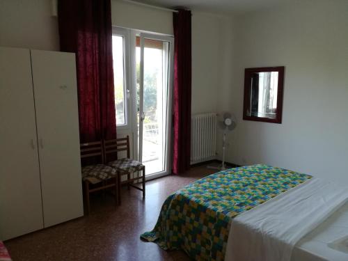 - une chambre avec un lit et une grande fenêtre dans l'établissement Venice Garden House, à Marghera
