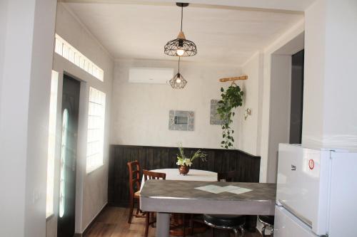 een eetkamer met een tafel en een koelkast bij Suite Casello 8 in Campagna Lupia