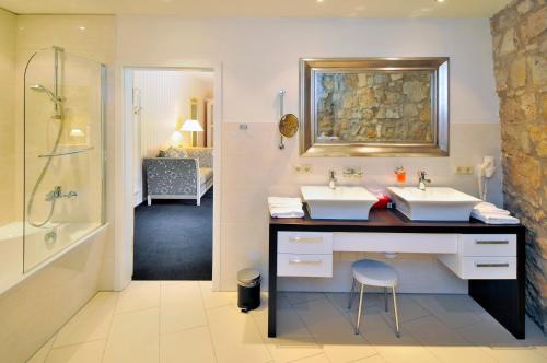 Een badkamer bij Hotel & Spa Wasserschloss Westerburg
