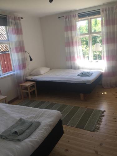 1 dormitorio con 2 camas y ventana en Slättsjö, en Slättsjö