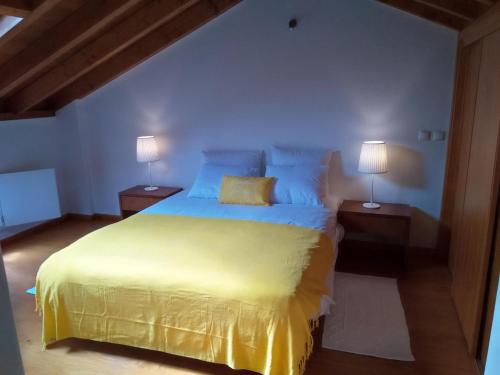 
A bed or beds in a room at Casa Pedra da Foz
