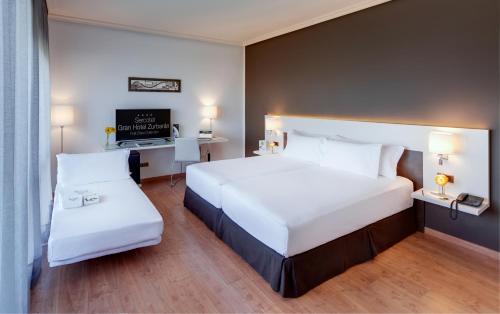 เตียงในห้องที่ Sercotel Gran Hotel Zurbarán