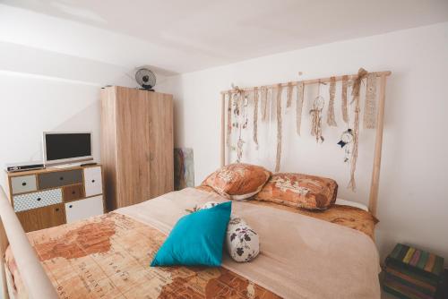 Postel nebo postele na pokoji v ubytování Studio Apartman Ikarka