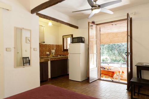 Il comprend une cuisine équipée d'un réfrigérateur et d'une porte coulissante. dans l'établissement Mas le Chêne, à Grimaud