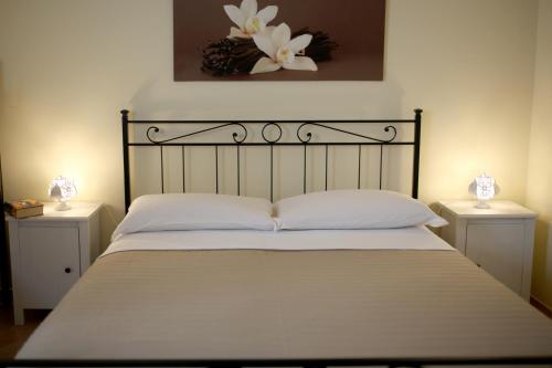 a bedroom with a bed with two nightstands and two lamps at La Buona Creanza by Jdvacanze in Manduria
