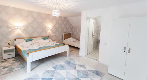 a bedroom with a bed and a bathroom at Complex Turistic Luminita in Moieciu de Sus