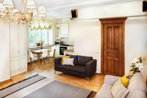 ein Wohnzimmer mit einem Sofa und einer Küche in der Unterkunft Elegance in Klaipėda