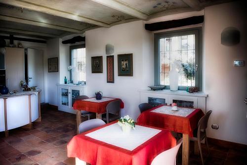 Castagnole LanzeにあるCarossi B&Bの赤いテーブルクロスのテーブル2台付きレストラン