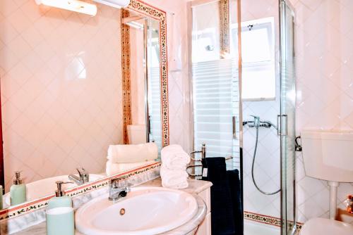 ein Bad mit einem Waschbecken und einer Dusche in der Unterkunft Albufeira Elegance in Albufeira
