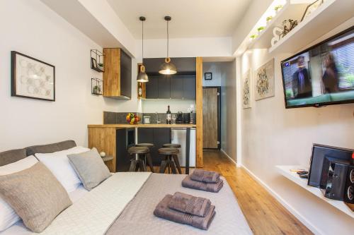 ein Wohnzimmer mit einem Sofa und einer Küche in der Unterkunft Lazaristes Compact Living in Thessaloniki