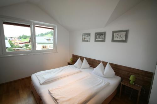 Un pat sau paturi într-o cameră la Appartements Zur Kapelle