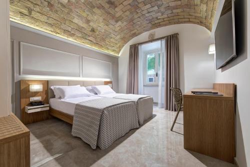 sypialnia z łóżkiem i kamiennym sufitem w obiekcie Magica Luna Boutique Hotel - Roma w Rzymie