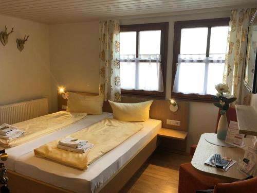 سرير أو أسرّة في غرفة في فندق - مطعم ويرنيثز لاندغاستهوف هيرشين
