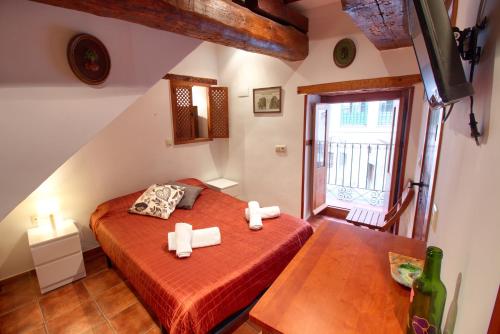 a bedroom with two twin beds in a attic at cuencaloft escapada al casco antiguo in Cuenca