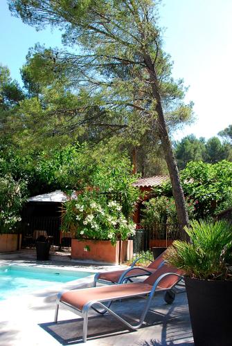Πισίνα στο ή κοντά στο Hotel Les Mazets Des Roches