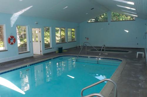 a large indoor swimming pool with blue water at Giant Oaks Lodge in Running Springs