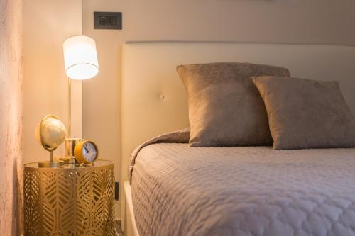 a bedroom with a bed and a lamp on a table at La Torre del Tempo in Turi