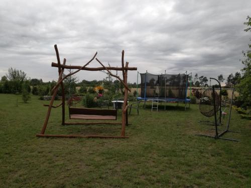 Ο χώρος παιχνιδιού για παιδιά στο Agrowczasy Nad Stawem - Plus strefa jacuzzi przy domu z jedną sypialnią