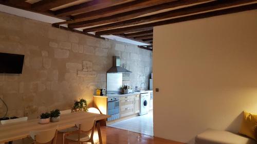 une cuisine avec une table et un comptoir dans l'établissement Appartement quartier historique proche des Halles, à Tours